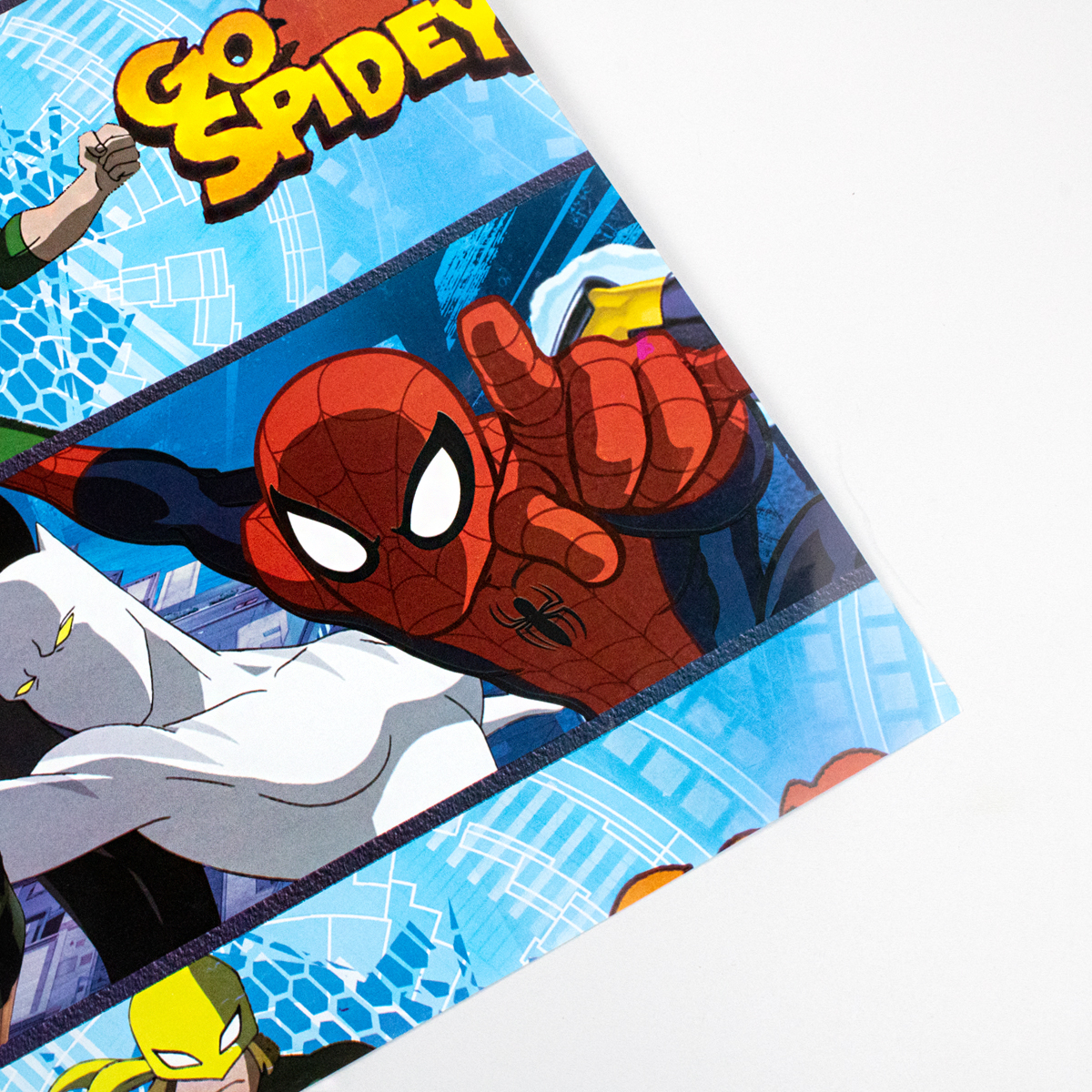 Papel de regalo con diseño de Spiderman y sus amigos