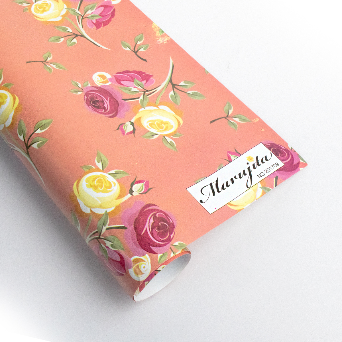 Papel de regalo con diseño de rosas