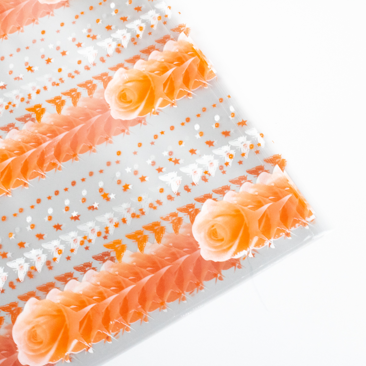 Papel celofan con diseño de patrón de rosas naranjas
