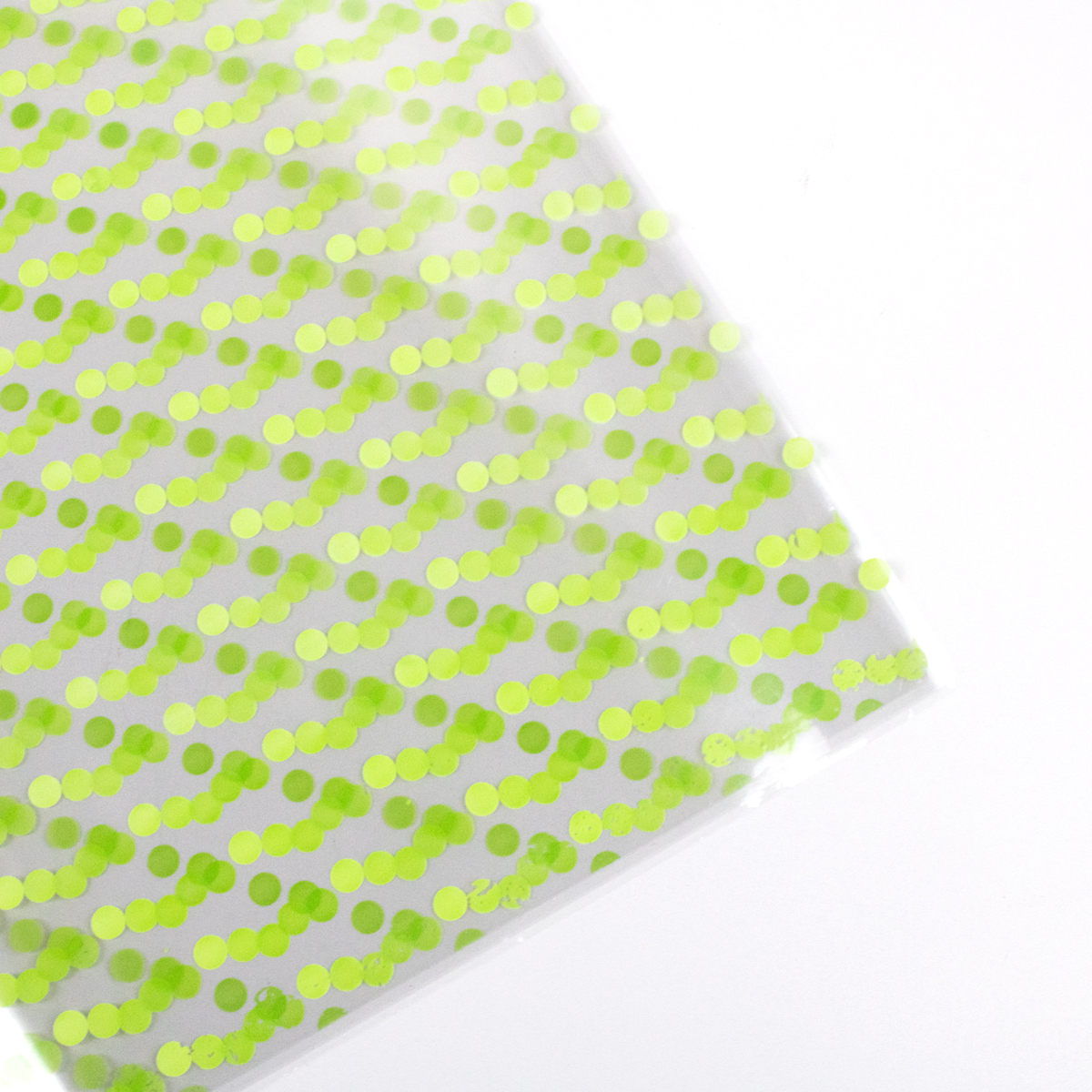 Papel celofan con diseño de patrón de puntos verdes