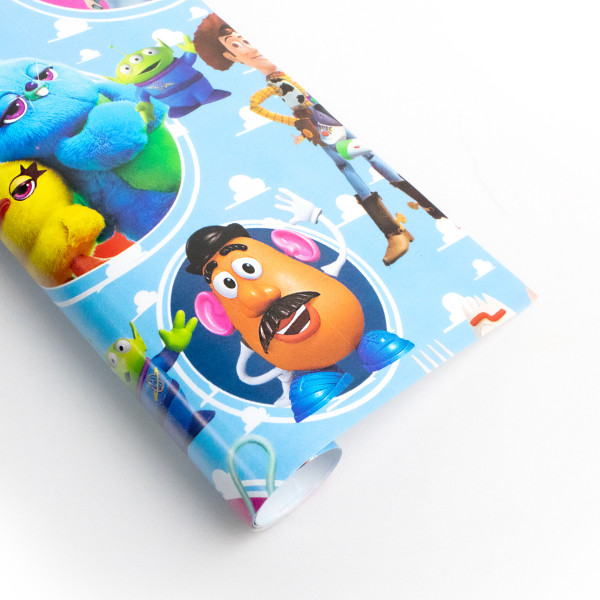 Papel de regalo con diseño personajes de Disney